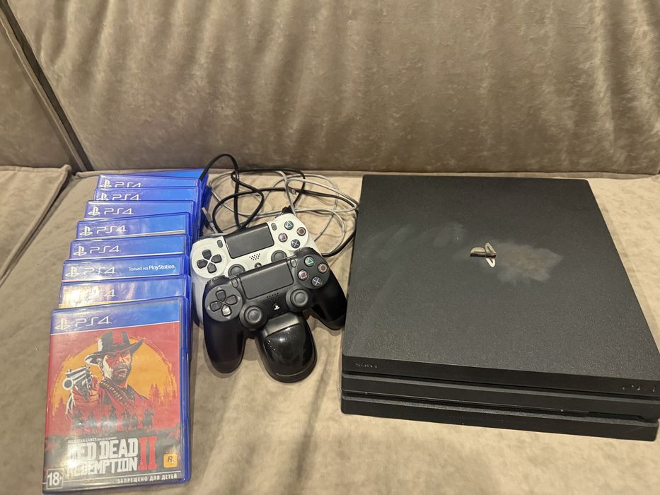 Sony PlayStation 4 Pro + 2 геймпади + ігри
