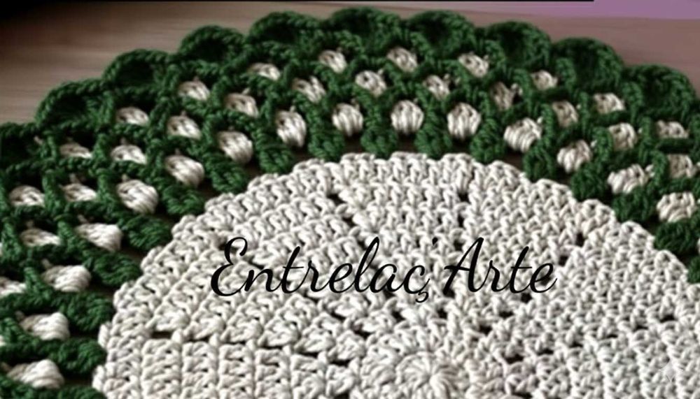 Sousplat em crochê feito à mão – peça artesanal (40 cm)
