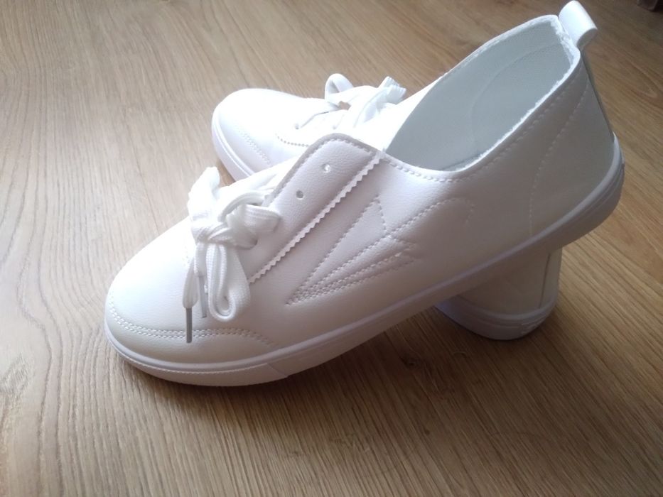 Мокасини білі нові