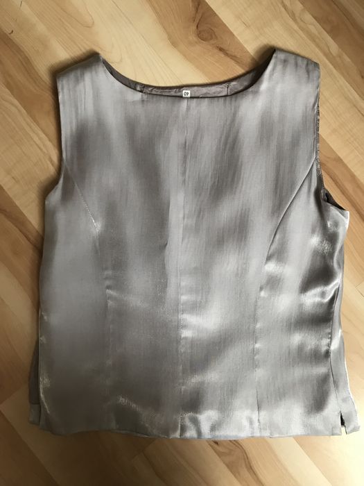 Bluzka szara-srebrna, błyszcząca, na szerokich ramiączkach.