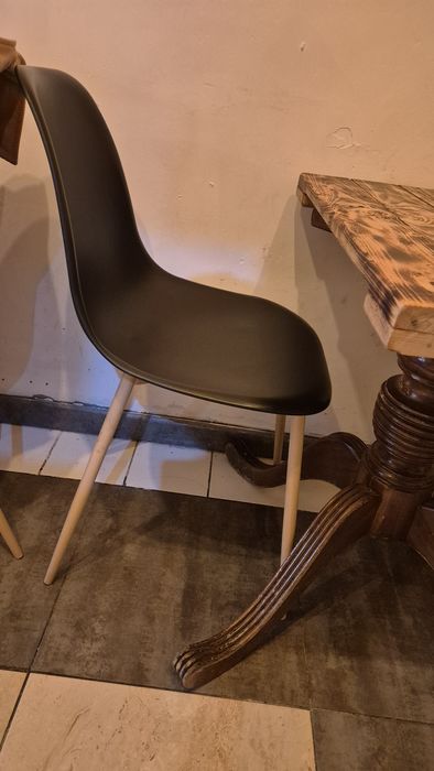 Cadeira preta de plástico