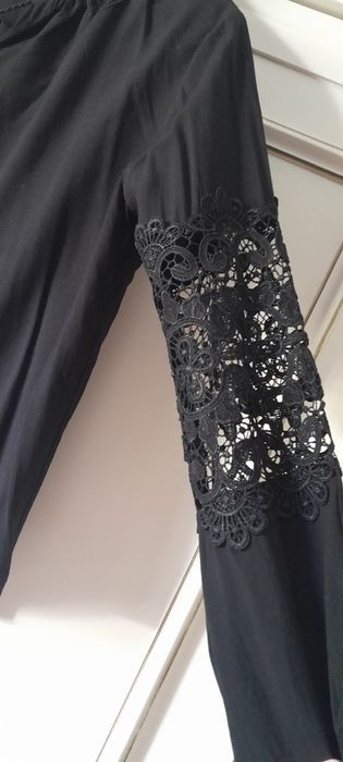 Tunica preta de manga comprida com renda