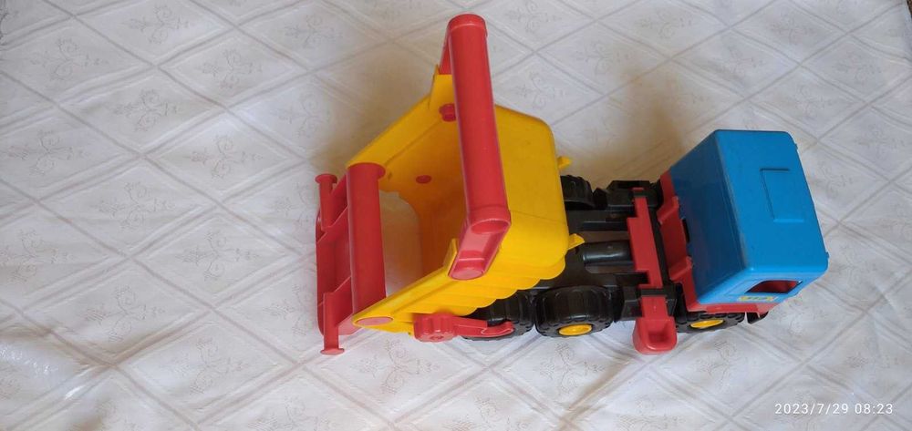 Продам игрушечный самосвал серии Middle truck   - б/у