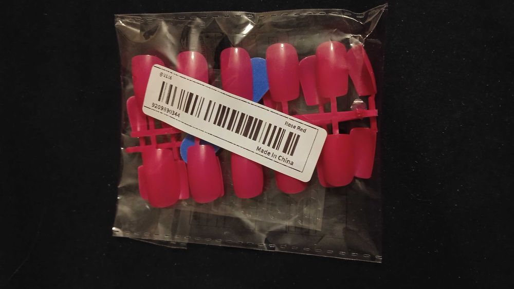 Накладные ногти новые,  в упаковке. Клейкая основа в  подарок!