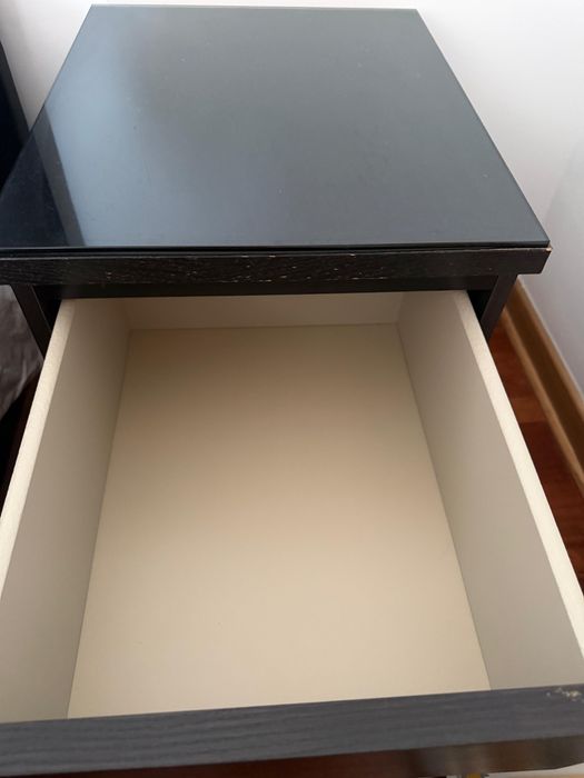 Cómoda Malm 2 gavetas com Vidro
