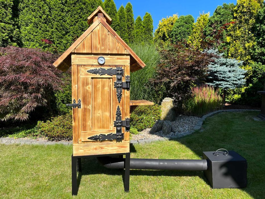 Drewniana Wędzarnia ogrodowa TOKO Kute Zawiasy