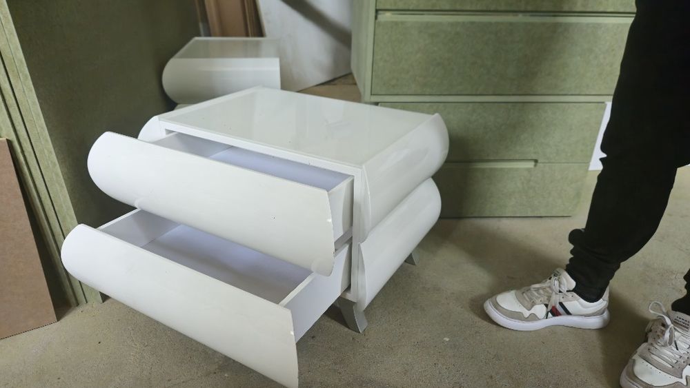 Mesa de cabeceira com tampo de vidro