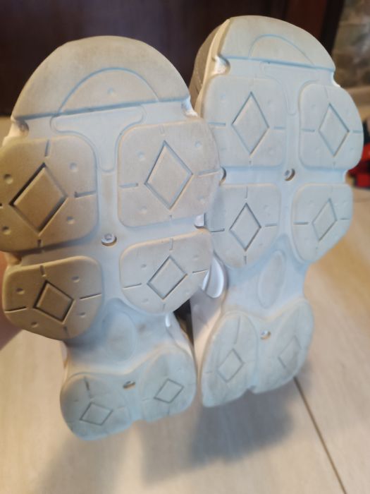 Женские кроссовки 37