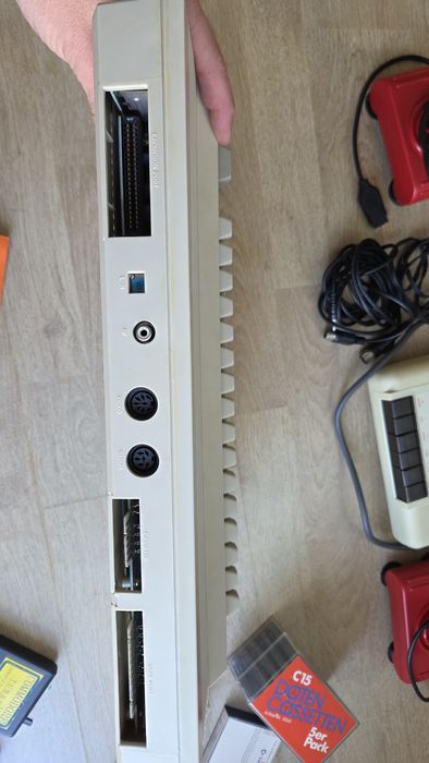 Commodore 64 - zestaw (komputer, magnetofon, joysticki,  cartridge, kasety z oprogramowaniem i grami)