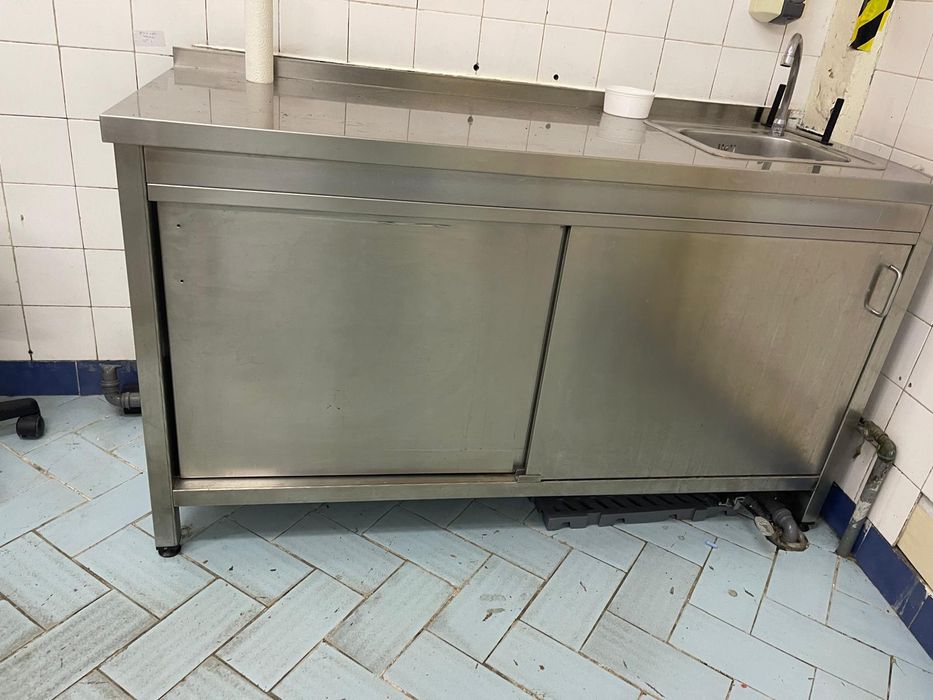 Balcão inox com torneira pedal