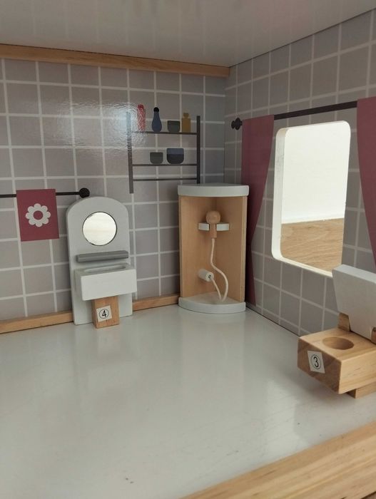 Casa de bonecas de madeira