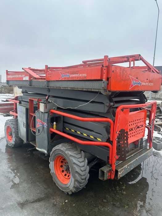 Ножничний навантажувач