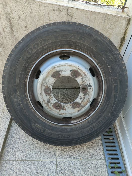 Pneu montado com roda.