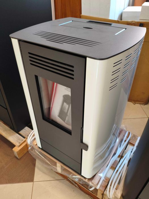 Piec kominkowy na pellet PROMOCJA Julia Next 8,7 kW z pilotem - SUPER