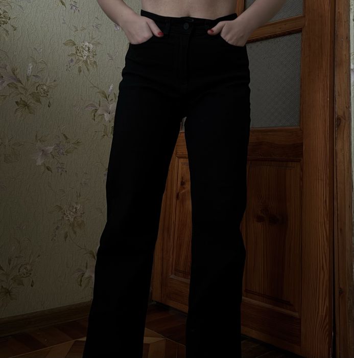 Чорні джинси на високій посадці.