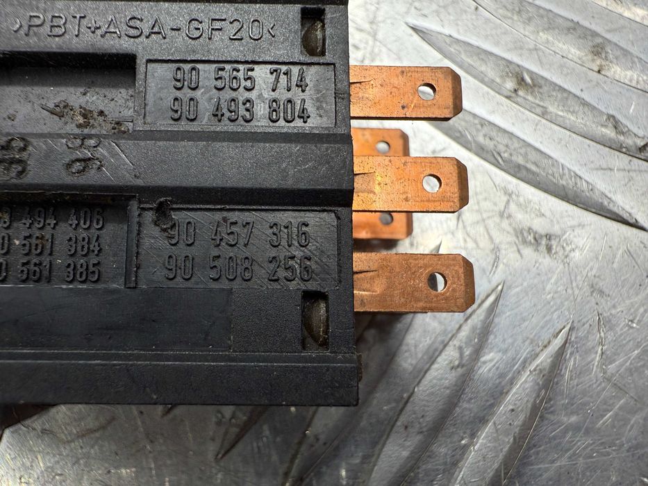 Кнопка аварийки  opel omega b  vectra b  7 pin  90457316