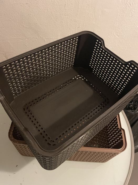2 plecione plastkikowe koszyki