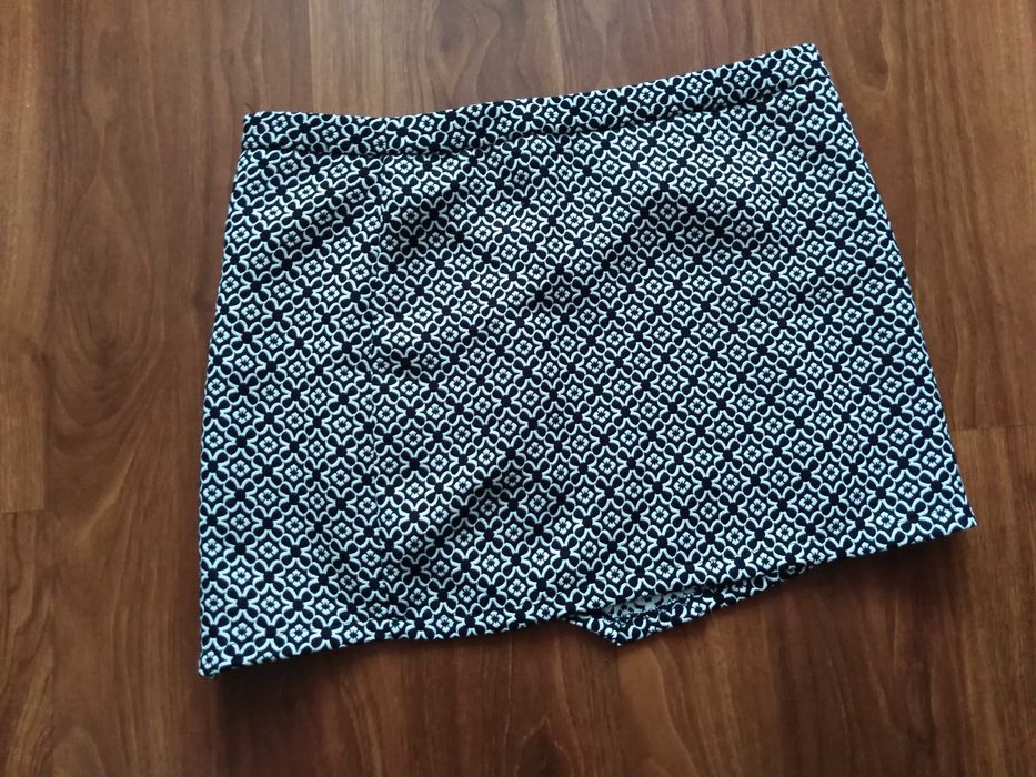 Spódnica czarna z białym wzorem, r. L, krótka, asymetryczna