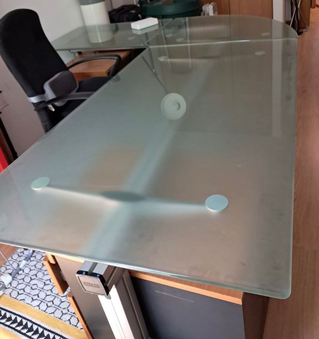 Mesa de escritório em vidro