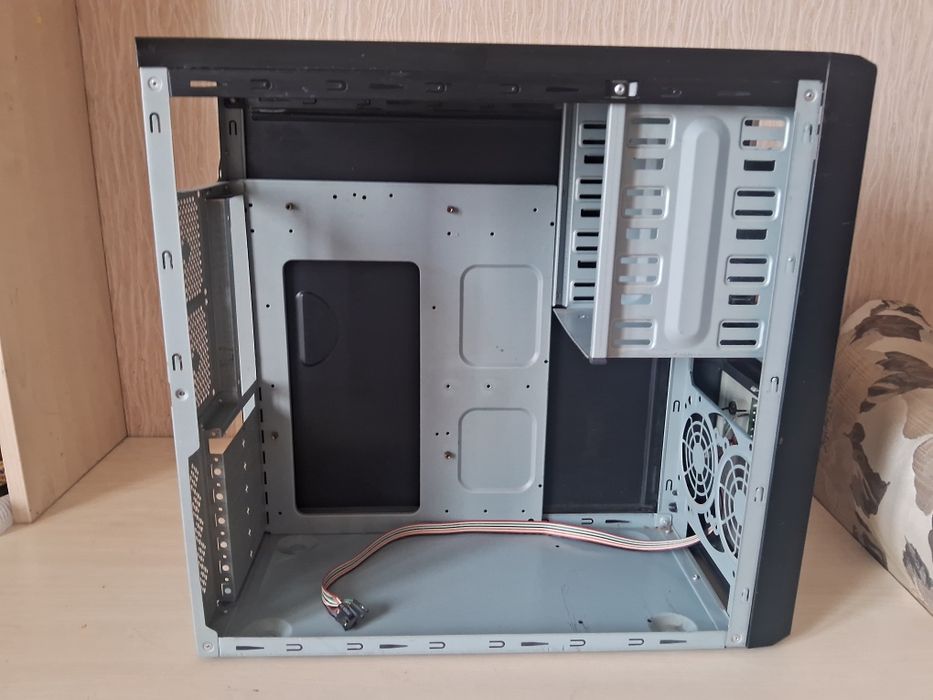 Корпус для ПК, чорного кольору