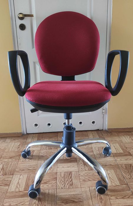 Krzesło biurowe obrotowe czerwone tapicerowane Nowy styl Mind