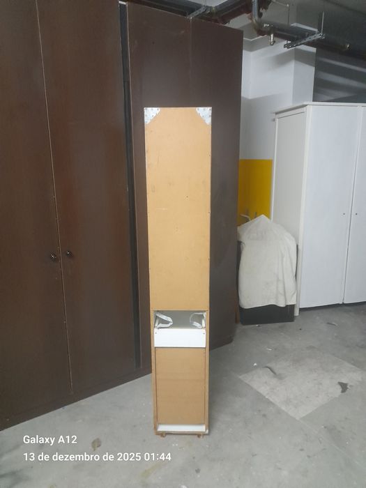 Móvel alto e estreito