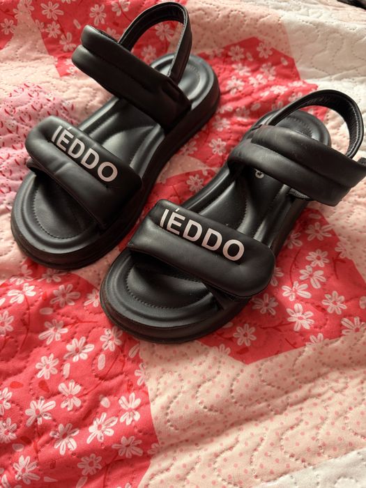 Босоніжки сандалі