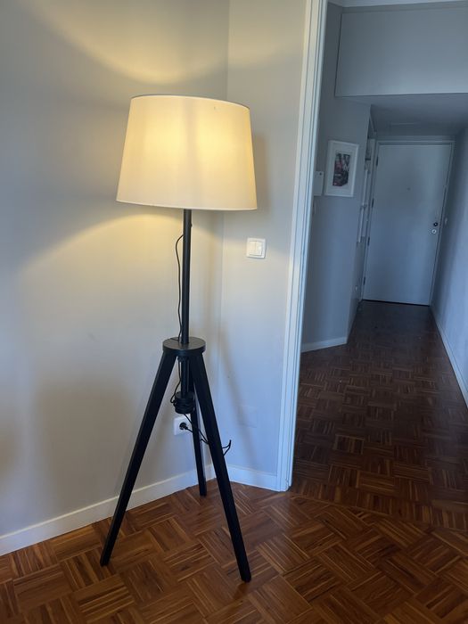 Candeeiro de pé da IKEA, modelo LAUTERS,