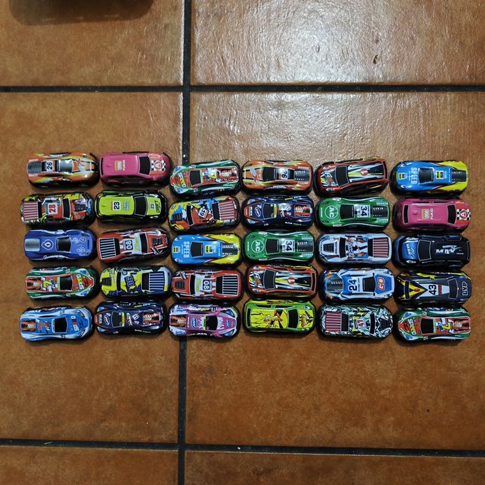 Caixa com 30 carrinhos