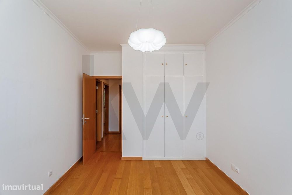 Moradia T4+2 com Jardim e Piscina para Arrendamento, junto ao Oeiras G