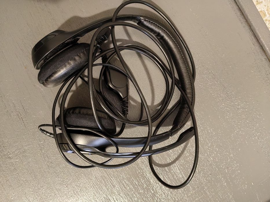 Навушники Logitech.