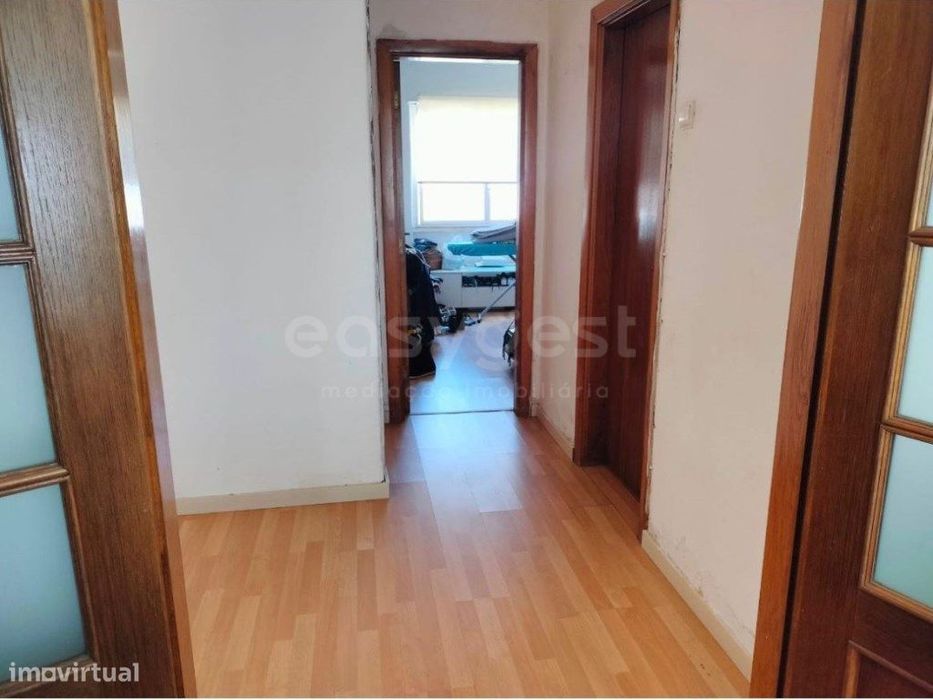 Apartamento central T2 na Moita em bom estado