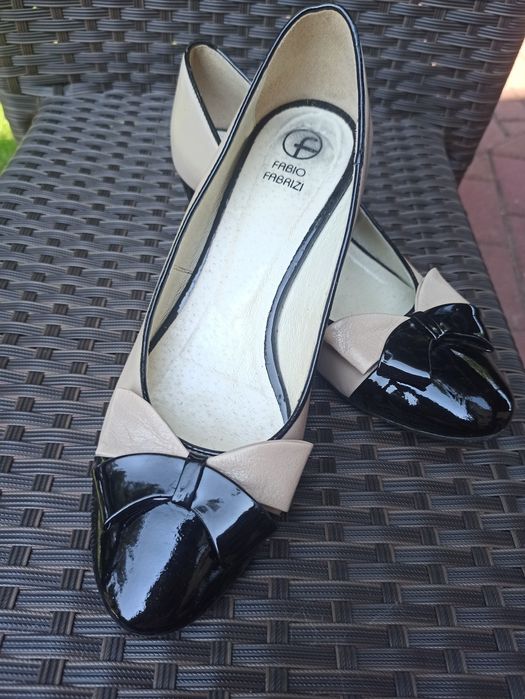 Skórzane beżowo-czarne buty, rozmiar 39