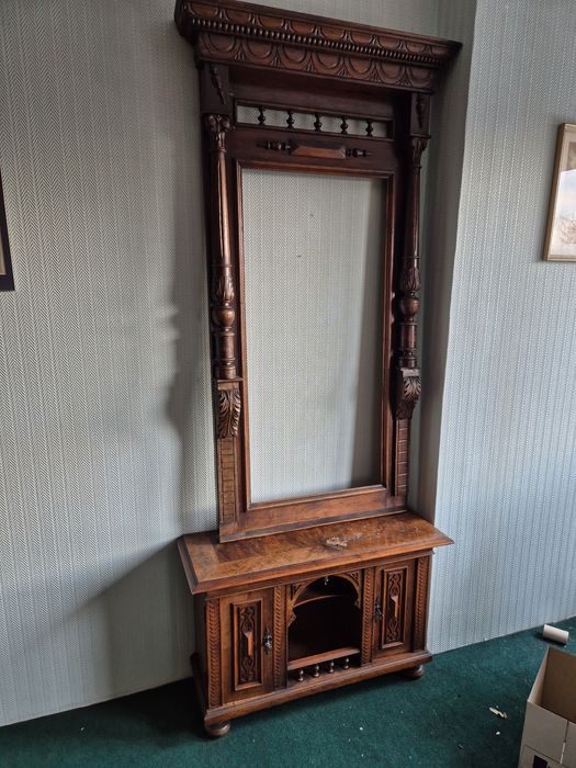 Antyczna komoda z nadstawką – XIX/XX w. – lite drewno – rzeźbiona