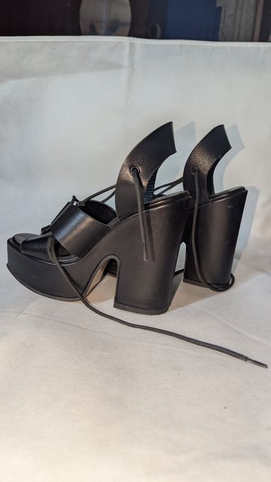 черные кожаные босоножки со шнуровкой принадлежат украинскому брен