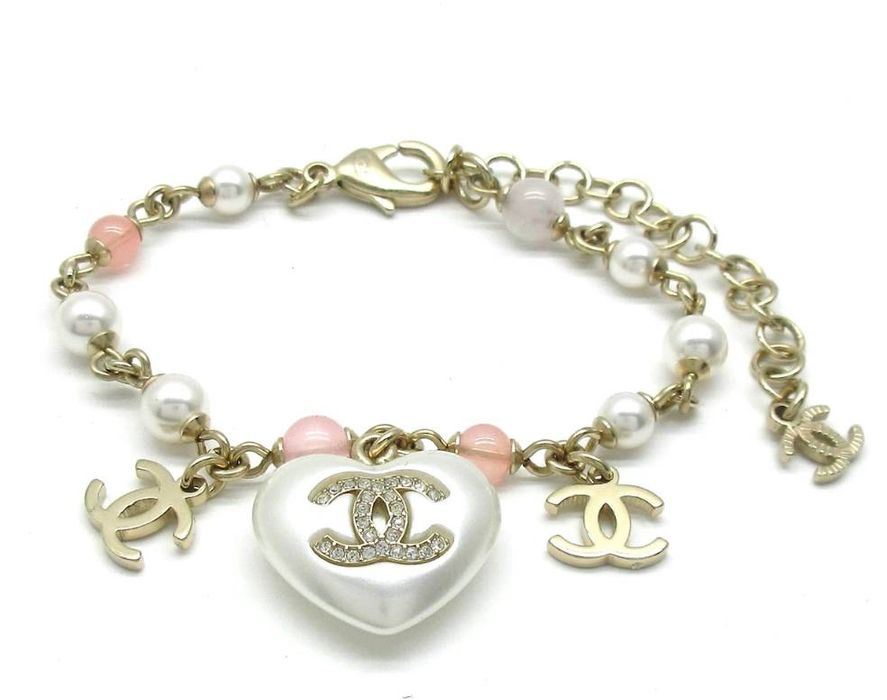 Літній браслет з перлинками та декором в золотому кольорі