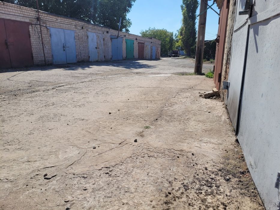 Между центрально-городским рынком и Дзержинкой продам гараж