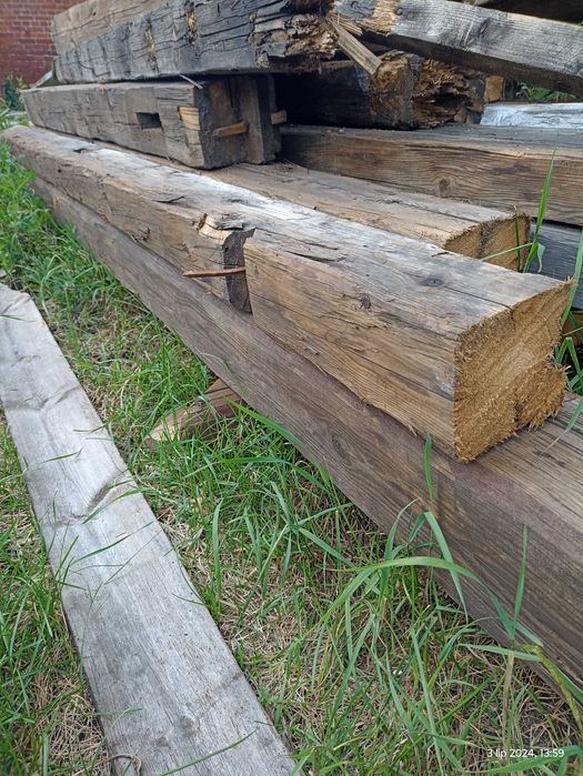 Stare drewno, belki z konstrukcji dachu po rozbiórce domu.