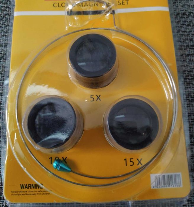 Lupas  e microscópio com iluminação.