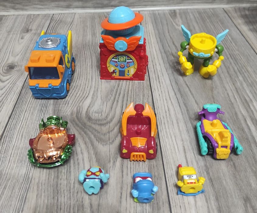 Super Zingsy pojazdy,kryjówki,figurki 9 sztuk