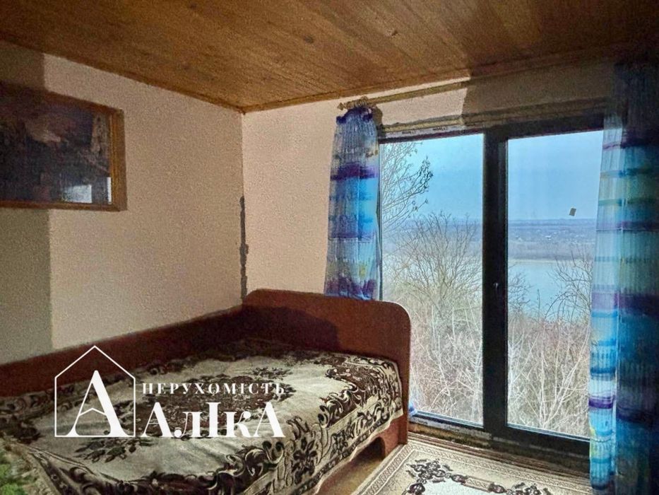 Продам дачний будинок на березі річки