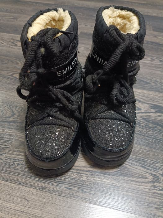 Мобути на дівчинку