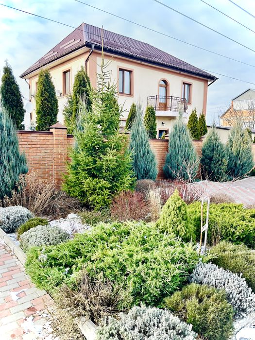 Продам чарівний двоповерховий будинок.