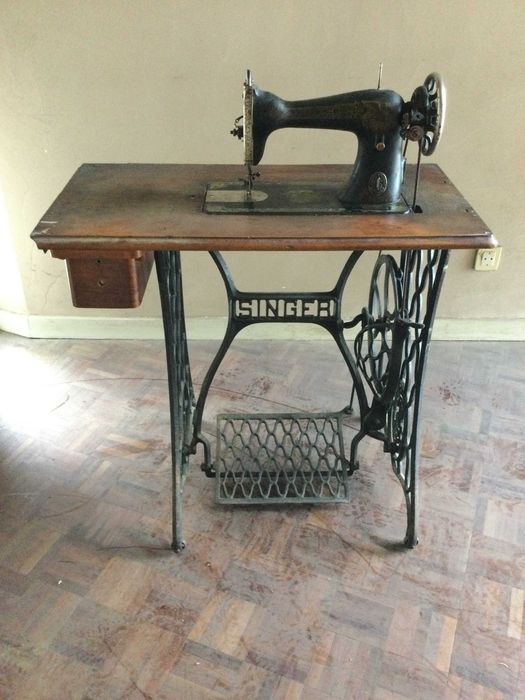 Máquina de costura SINGER antiga