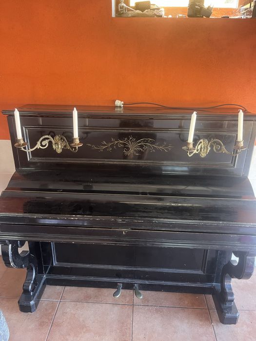 Piano muito antigo portugues