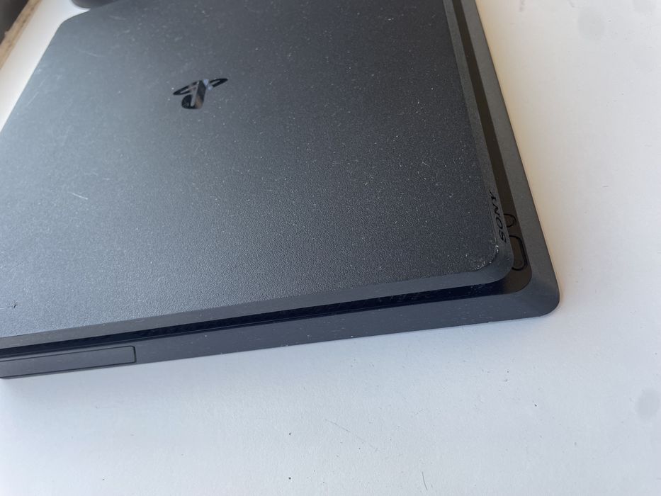 PS4 Slim como Nova + 2 Comandos + 4 Jogos (Excelente Estado)