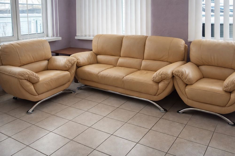 Продам срочно комплект кожаной мебели.