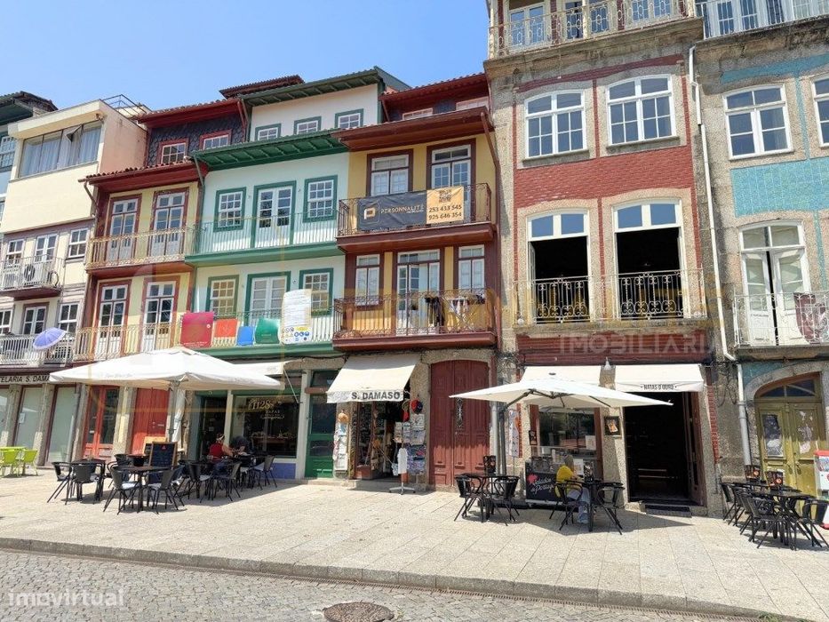 Prédio com loja e duas habitações | Centro Histórico de Guimarães