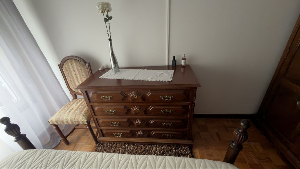 Quarto de Casal Completo em Madeira Maciça – Excelente Estado
