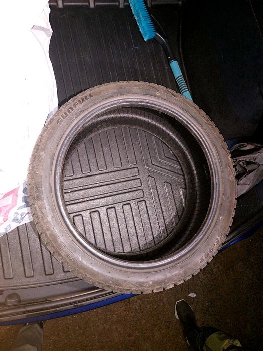 Резина 245 40 r19. Зима. Есть комплект.